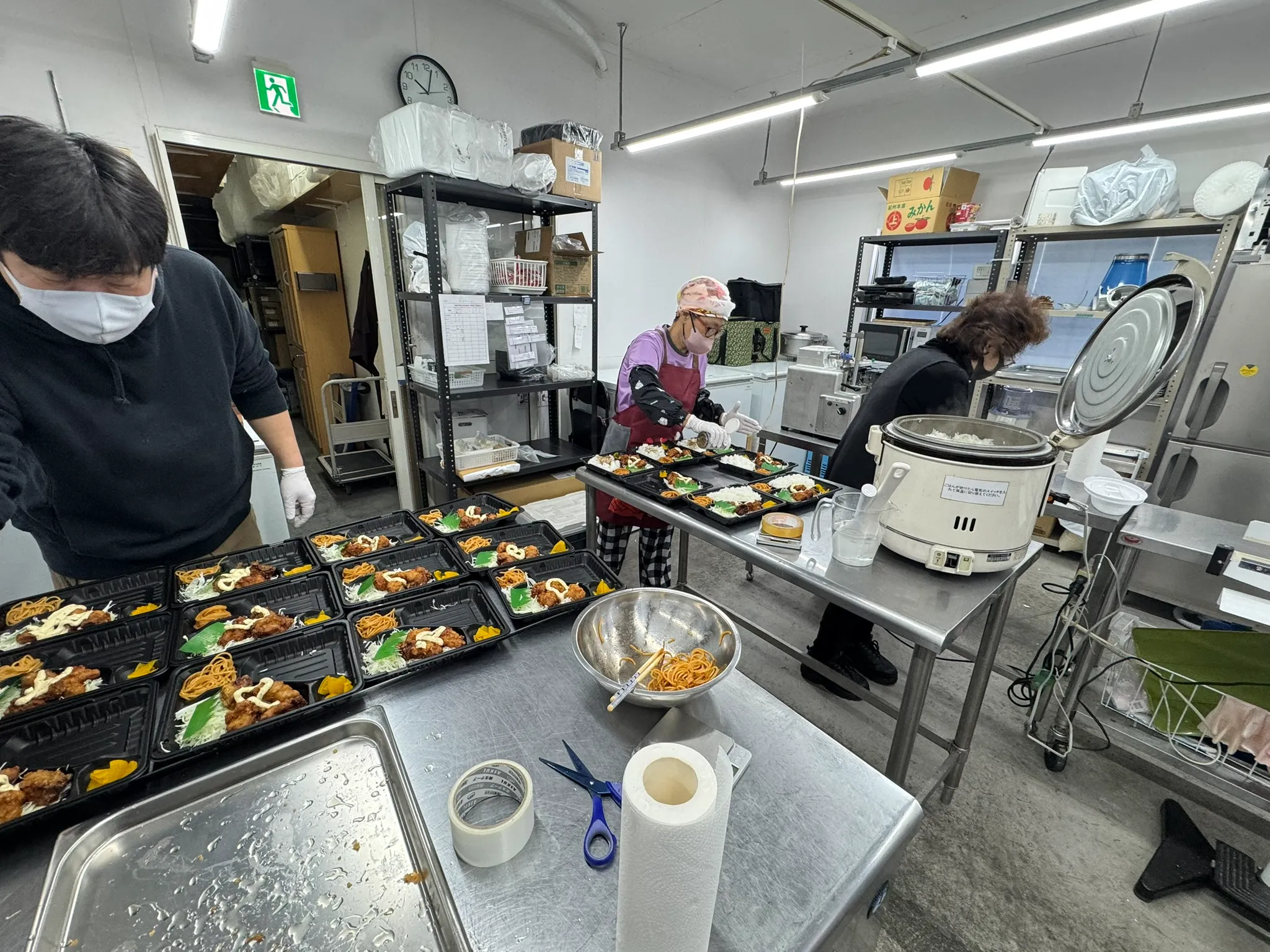 衛生的な環境での宅配弁当製造作業