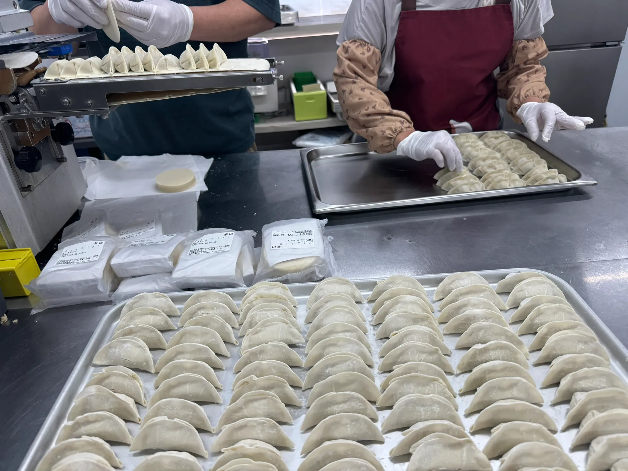 施設外就労先での餃子製造作業