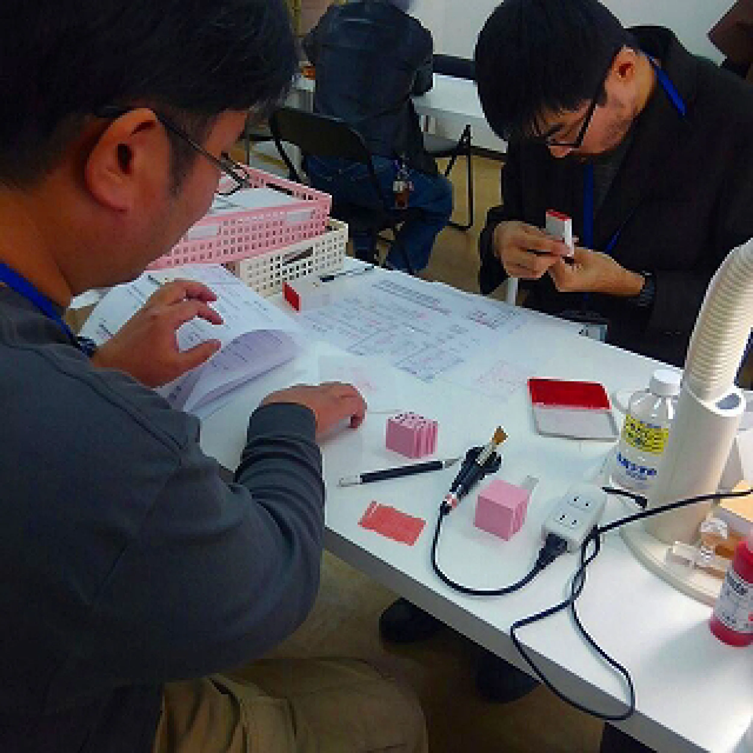 はんこ・ゴム印製作作業の様子